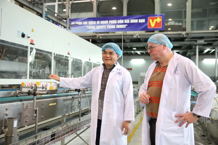 Năm 1988, cái tên Đường “Bia” trở thành thương hiệu khi Tổ hợp của ông được chuyển thành nhà máy bia sau khi Nhà nước ra chính sách phát triển kinh tế. Nhà máy của ông thuận buồm xuôi gió mà trở nên phát đạt, một ngày nhà máy Bia kiếm được 2-3 cây vàng. Ảnh: Người đưa tin