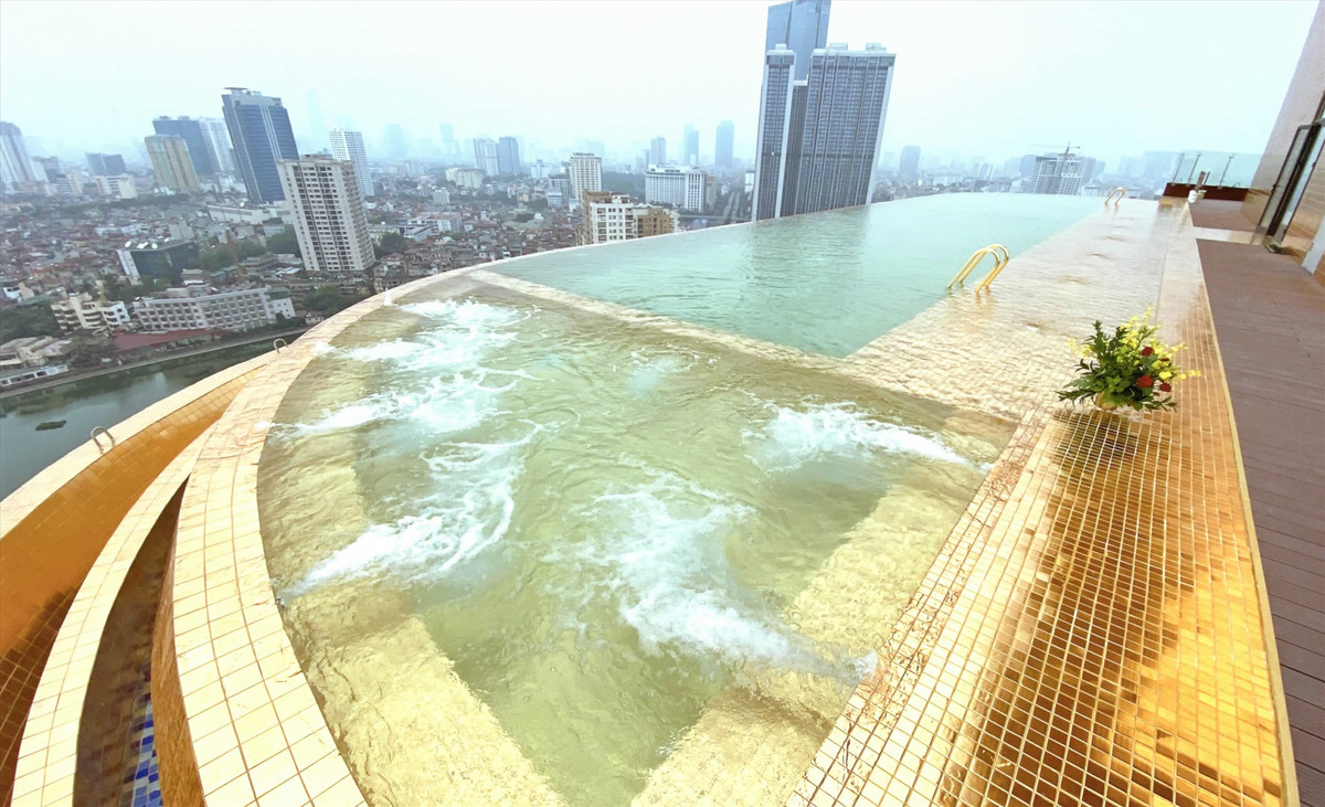 Các dự án được triển khai và xây dựng thành công của Tập đoàn Hoà Bình phải kể đến như Hòa Bình Green City (Hà Nội); Hòa Bình Green Apartment (Hà Nội); Khách sạn Hòa Bình Palace (Hà Nội); tòa tháp quốc tế Hòa Bình dự án đầu tiên tại Việt Nam có thang máy được dát vàng. Ảnh: iVIVU