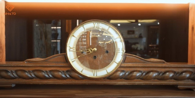 Bên cạnh đó, căn biệt thự còn có bộ sưu tập đồng hồ giá trị, với rất nhiều các hãng đồng hồ cổ làm từ nhiều vật liệu như gỗ hay thép.