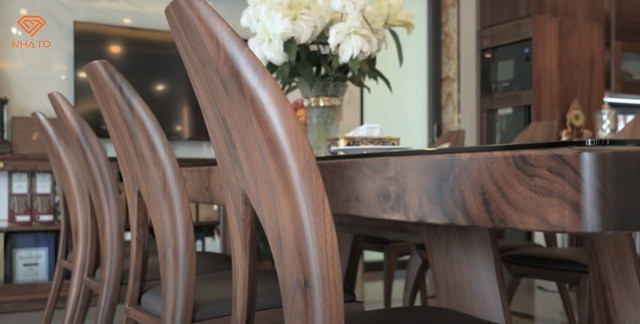 Bộ bàn ăn làm hoàn toàn từ gỗ liền khối, dày dặn nhưng không hề cục mịch.