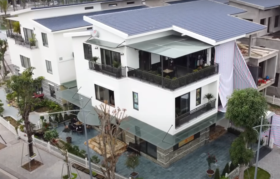 Vừa qua, kênh YouTube NhaTo giới thiệu căn biệt thự có 1-0-2 nằm trong một khu đô thị ở Hải Dương. Công trình nằm ở vị trí đắc địa 2 mặt tiền với tổng diện tích khu đất 280m2, trong đó diện tích xây dựng 140m2.