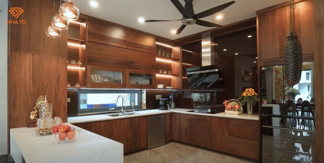 Phòng bếp thiết kế gọn gàng, diện tích không quá lớn nhưng đầy đủ công năng.