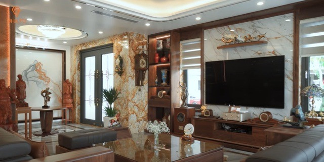 Được thiết kế theo sở thích của gia chủ, nội thất trong biệt thự đều bằng gỗ óc chó nhập khẩu từ Mỹ.