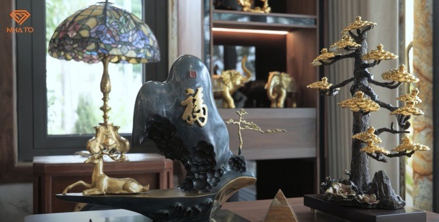 Các các món đồ được bày biện khắp nơi nhưng vẫn gọn gàng, ngăn nắp.