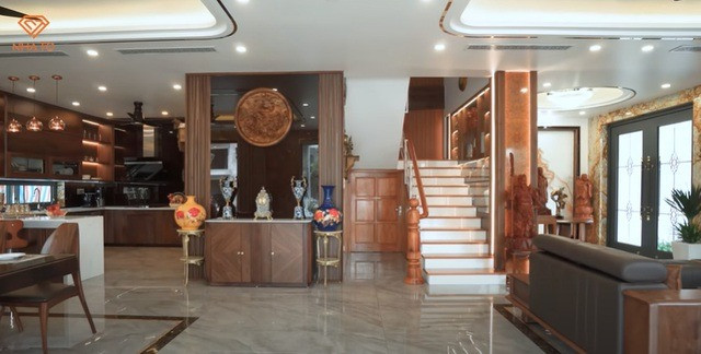 Ở bên trong, không gian phòng khách liên thông với bếp và phòng ăn tạo cảm giác rộng rãi ngay khi bước vào cửa.