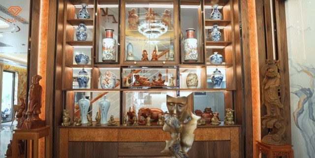 Đáng chú ý, phòng khách là nơi trưng bày chủ yếu bộ sưu tập đồ cổ đặc biệt của gia chủ.