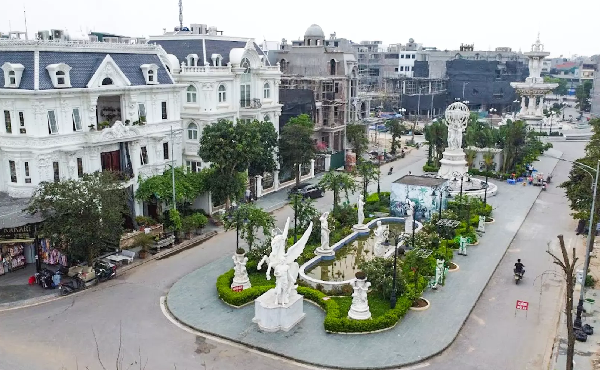 Các toà lâu đài nổi bật với hoa văn chạm trổ, điêu khắc vô cùng tinh tế. Ảnh: Pháp luật &amp; bạn đọc