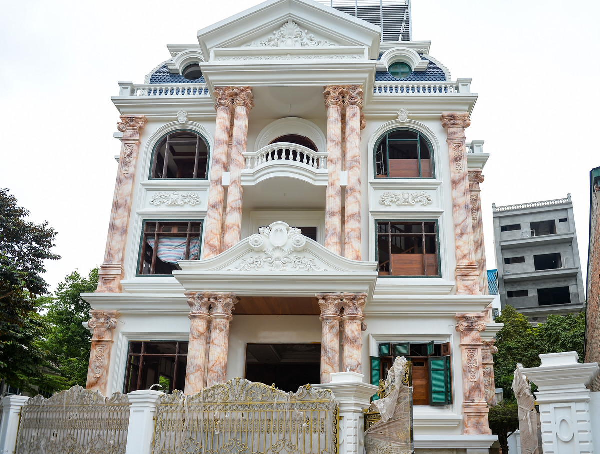 Trung bình, một gian hàng rộng hơn chục mét vuông có giá bán vài chục tỷ đồng, thậm chí, các ki ốt tại khu trung tâm chợ còn đắt hơn. Ảnh: Pháp luật &amp; bạn đọc