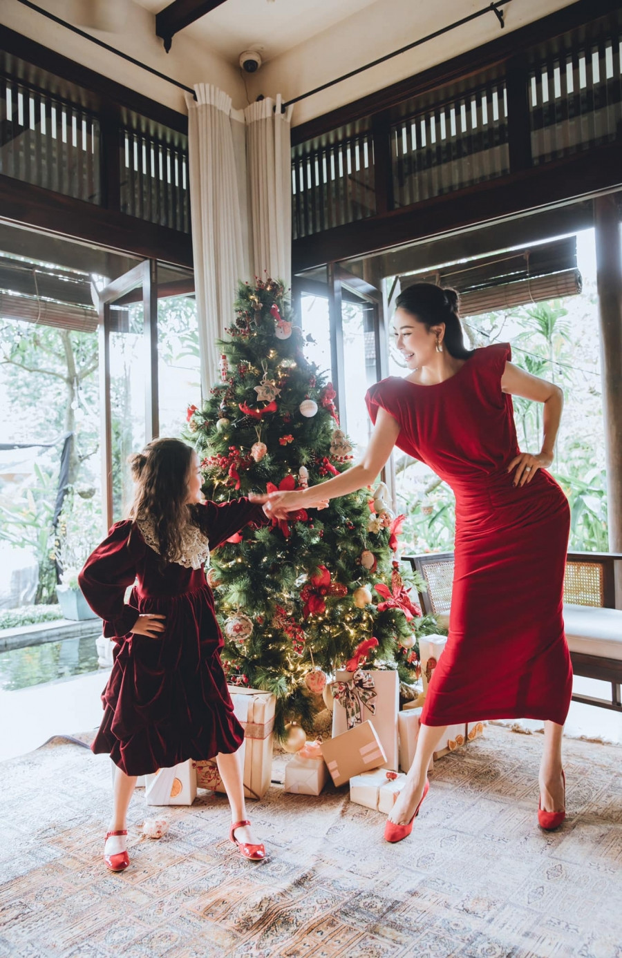 Phòng khách thoáng đãng có view nhìn ra hồ cá và vườn cây. Ảnh: 2dep