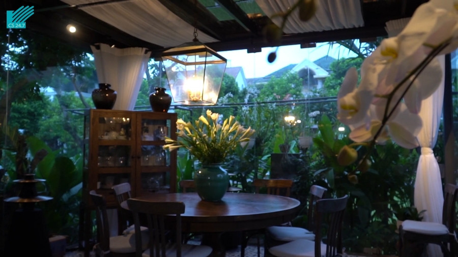 Biệt thự còn có một căn nhà kính, là nơi để nghỉ ngơi, thư giãn. Ảnh: Internet