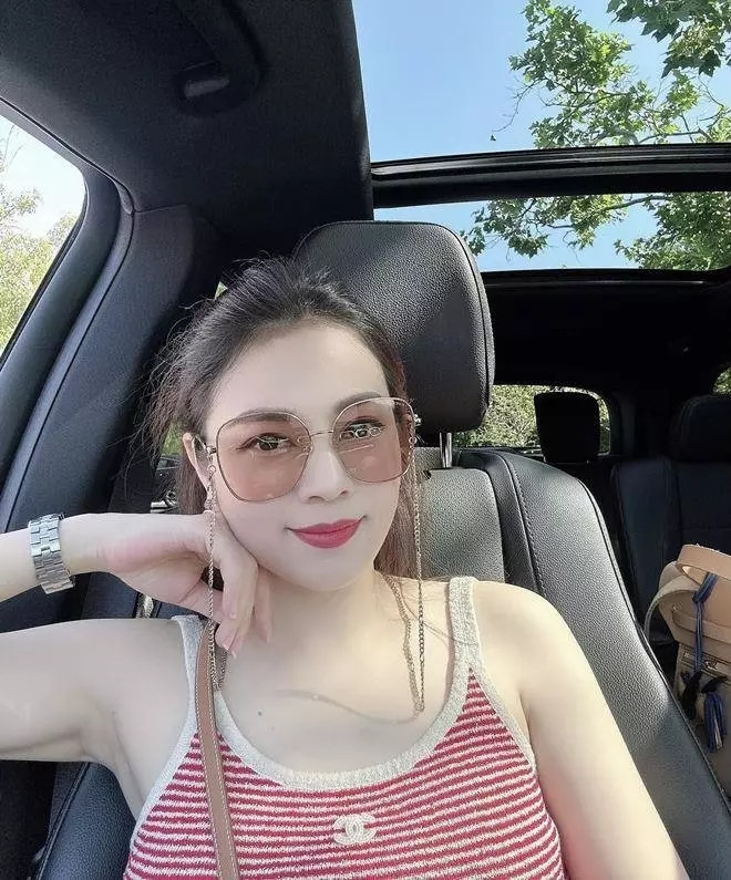 Doanh thu từ việc kinh doanh của Hằng Túi cũng là một con số đáng nể. Ước tính chỉ một thương hiệu cũng đã mang về hàng tỷ đồng/tháng.