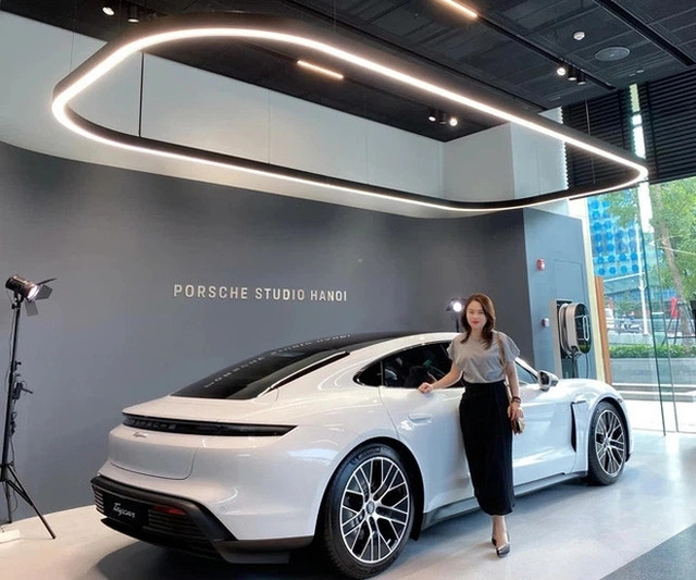 Xế xịn của Hằng Túi khiến nhiều người ao ước.