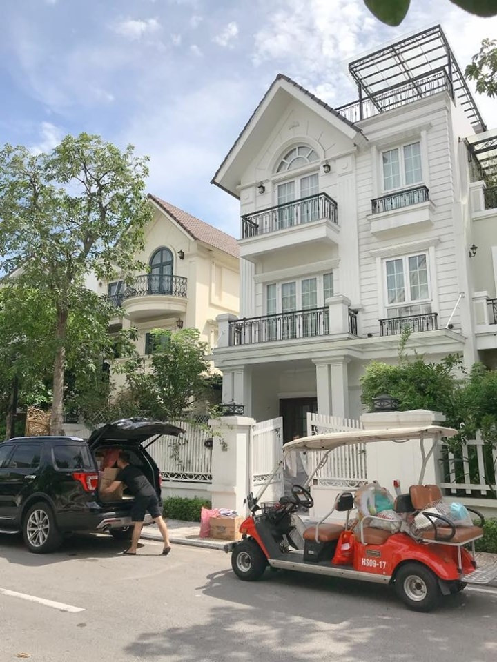 Ngoài ra, Hằng Túi còn được mệnh danh là "tay chơi" bất động sản, khi nắm trong tay hàng loạt bất động sản có giá. Tiêu biểu nhất có căn biệt thự trong khu nhà giàu Long Biên, 1 penthouse gần 600m2, 1 căn nhà đất ở ngã tư Tô Hiến Thành - Phố Huế sầm uất ở Hà Nội.