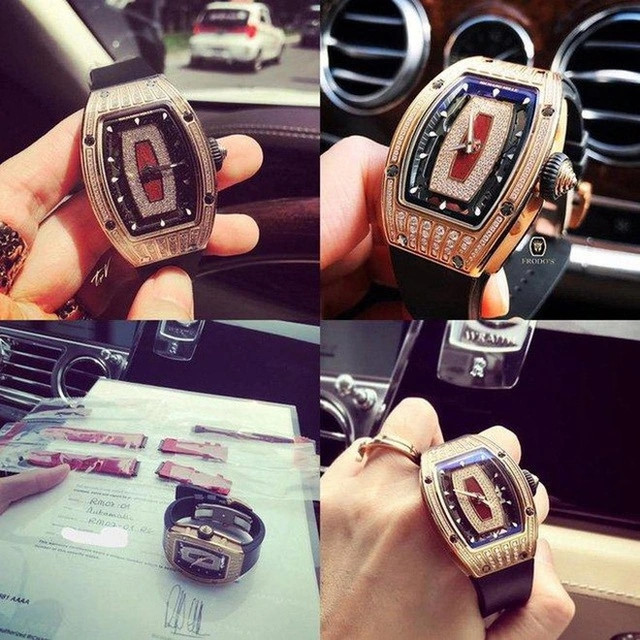 Hot mom Hằng Túi không ít lần chia sẻ về đồ hiệu xa xỉ, đồng hồ đắt tiền hay những bộ sưu tập xe sang khiến người xem trầm trồ.