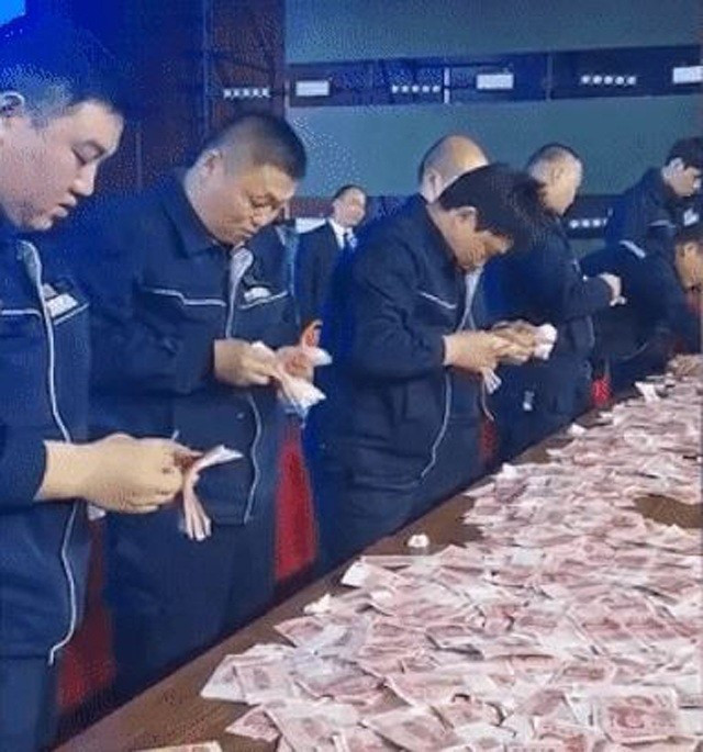 Trong khi đó, một ông chủ tại thành phố Trường Viễn, tỉnh Hà Nam (Trung Quốc) thưởng Tết cho nhân viên bằng cách mang đến 10 triệu tệ (hơn 35 tỷ đồng) tiền mặt và yêu cầu các nhân viên đếm tiền trong 15 phút. Ảnh: SCMP