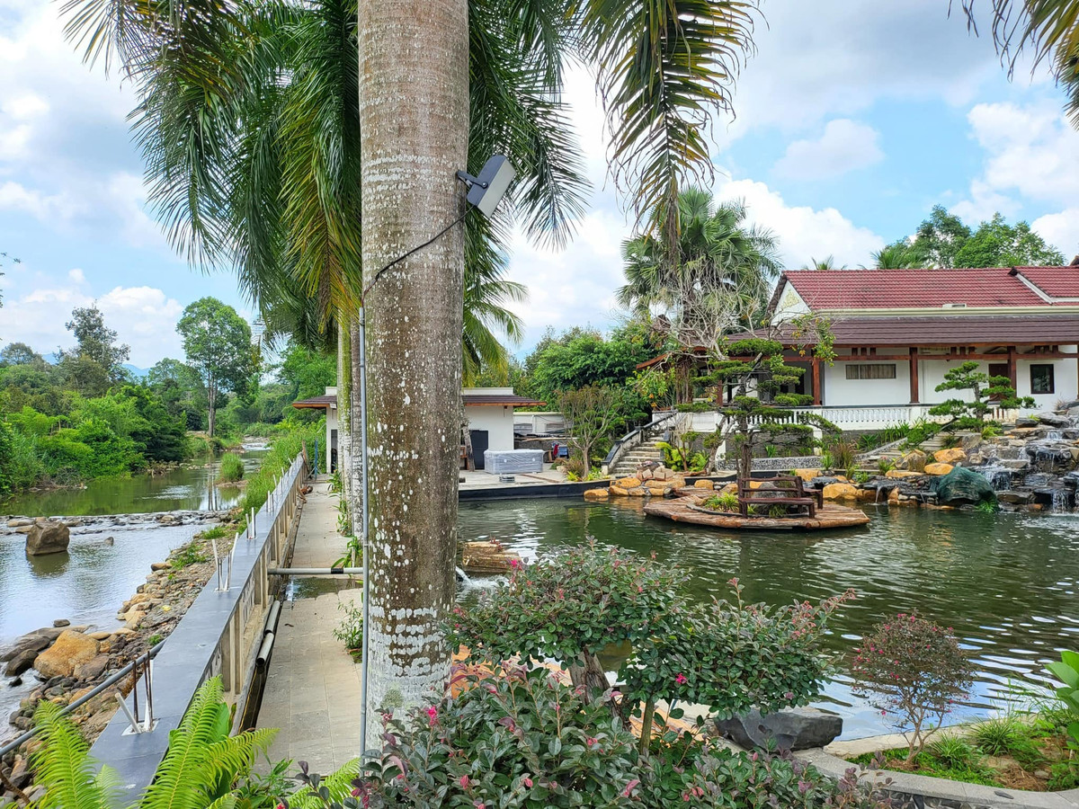 Khuôn viên rộng rãi khiến cư dân mạng "mắt tròn mắt dẹt".