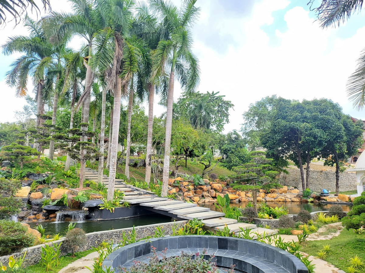 Đáng chú ý, ông xã Đặng Thuỳ Trang tự tay thiết kế khuôn viên ngôi nhà.