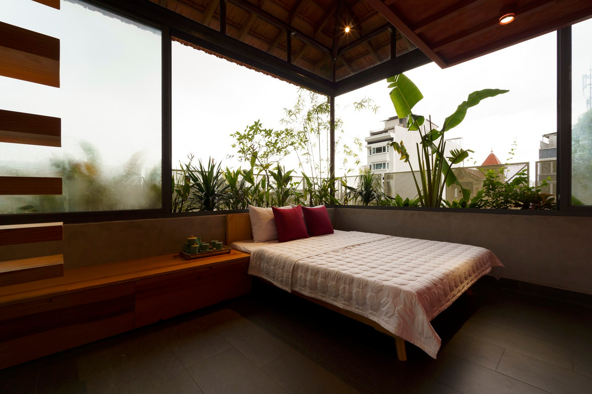  Ngôi nhà được xây theo phong cách nghỉ dưỡng vô cùng khác biệt và ấm áp giữa lòng phố du lịch đông đúc. Do nhà gần biển, lại nằm trong khu vực nhiều khách du lịch nên chủ nhân đã dành nhà để kinh doanh homestay.