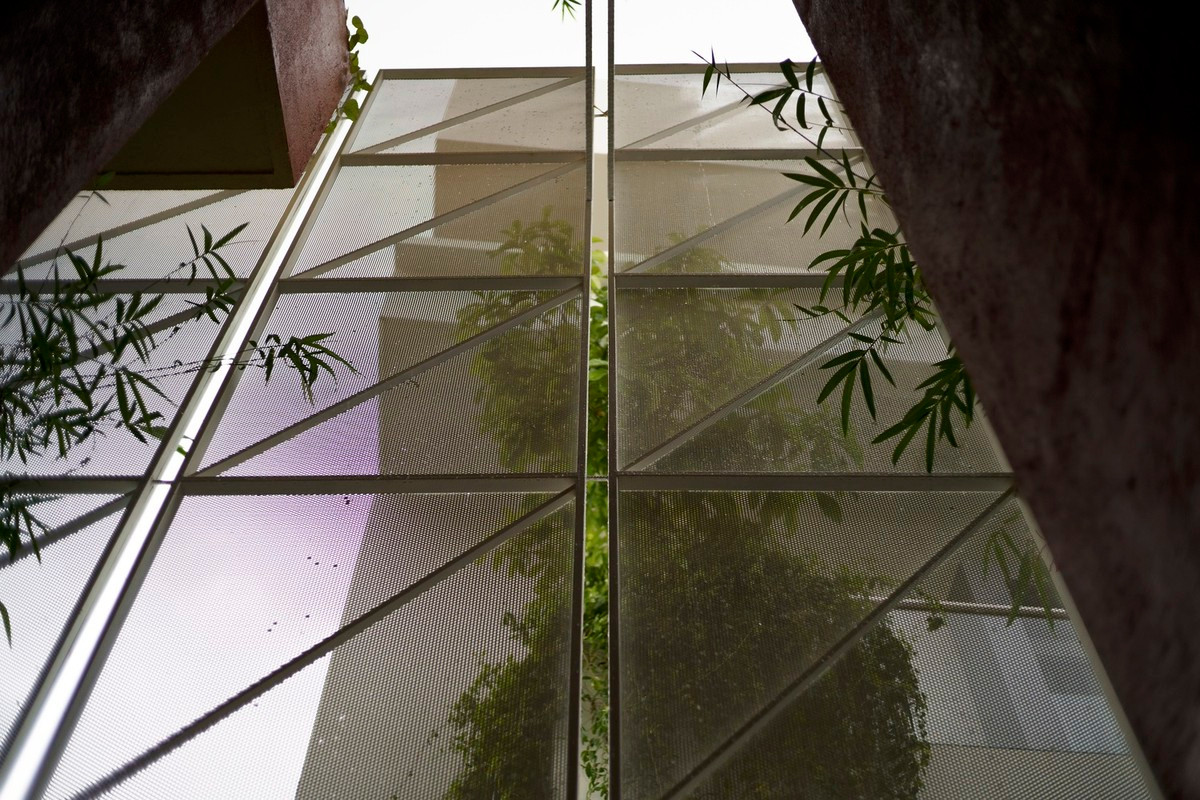 Kết cấu nhà gồm 3 lầu và 1 sân thượng với 5 phòng ngủ, 6 nhà vệ sinh. Với mong muốn tầng 1 có sự khác biệt so với các tầng còn lại, kiến trúc sư thiết kế mái che bao bọc xung quanh nhà với nhiều cây xanh và hoa kết hợp hệ thống khung sắt và lưới rất độc đáo.