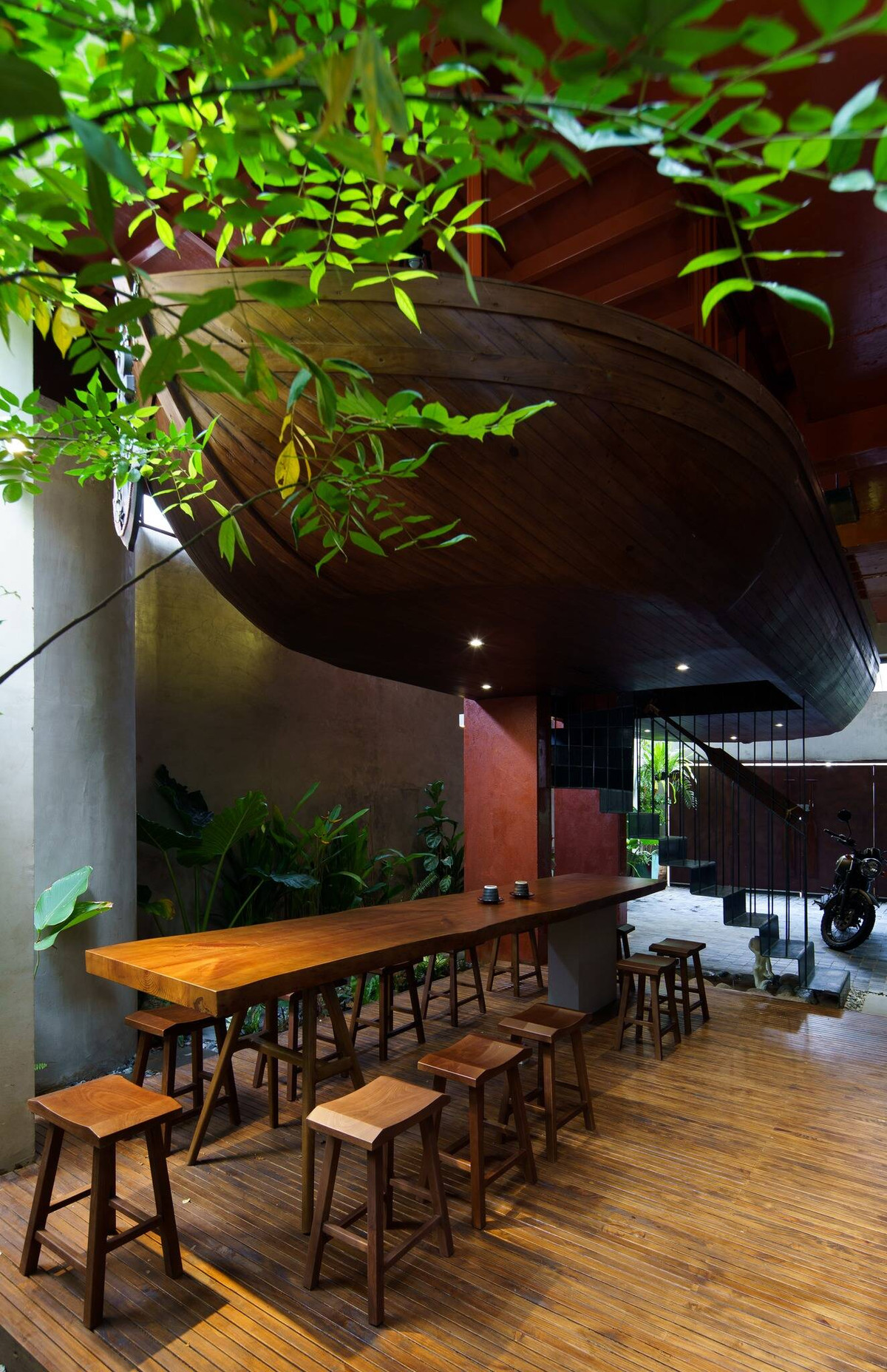 Với tông màu sơn giống như một chiếc thuyền thật và chất liệu gỗ thô mộc, phòng ngủ khiến cho những vị khách lưu trú trên thuyền có cảm giác như đang ở trên một chiếc du thuyền ra khơi.