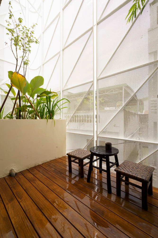 Tầng thượng gồm 1 sân chung phía trước và 1 phòng duplex lớn phía sau view núi lớn và ngọn hải đăng.