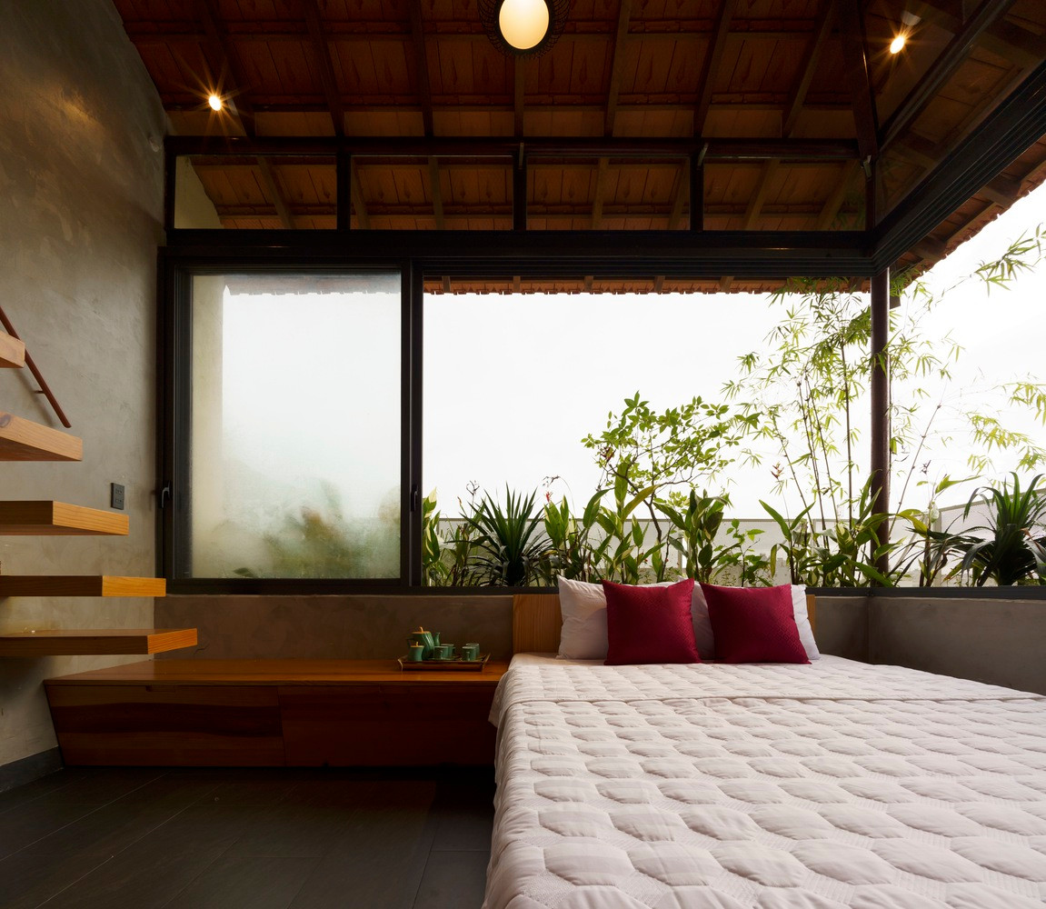 Tầng 3 gồm 2 phòng duplex rộng có ban công bao quanh là cây xanh, bên ngoài có lớp lưới ruồi che khuất tầm nhìn vào trong phòng.