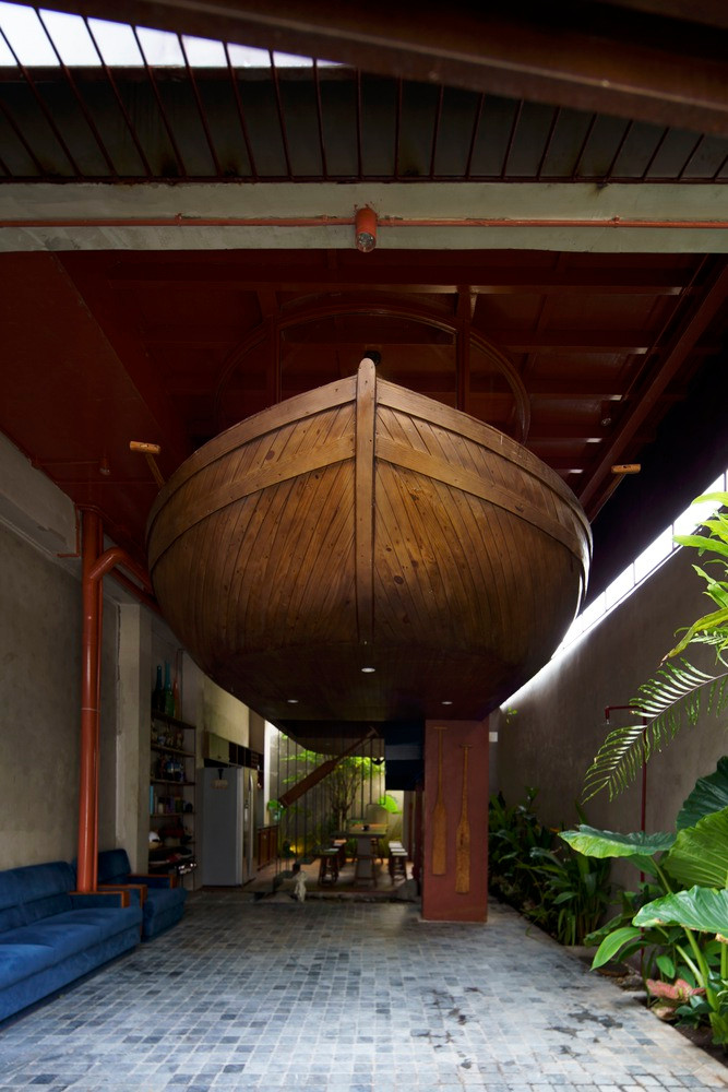 Tầng 2 có điểm nhấn độc đáo là chiếc thuyền lớn được treo bằng hệ thống khung thép chắc chắn với 2 phòng ngủ lớn phía trên thuyền và 2 phòng ngủ nhỏ hơn rất thoáng mát phía dưới thuyền.