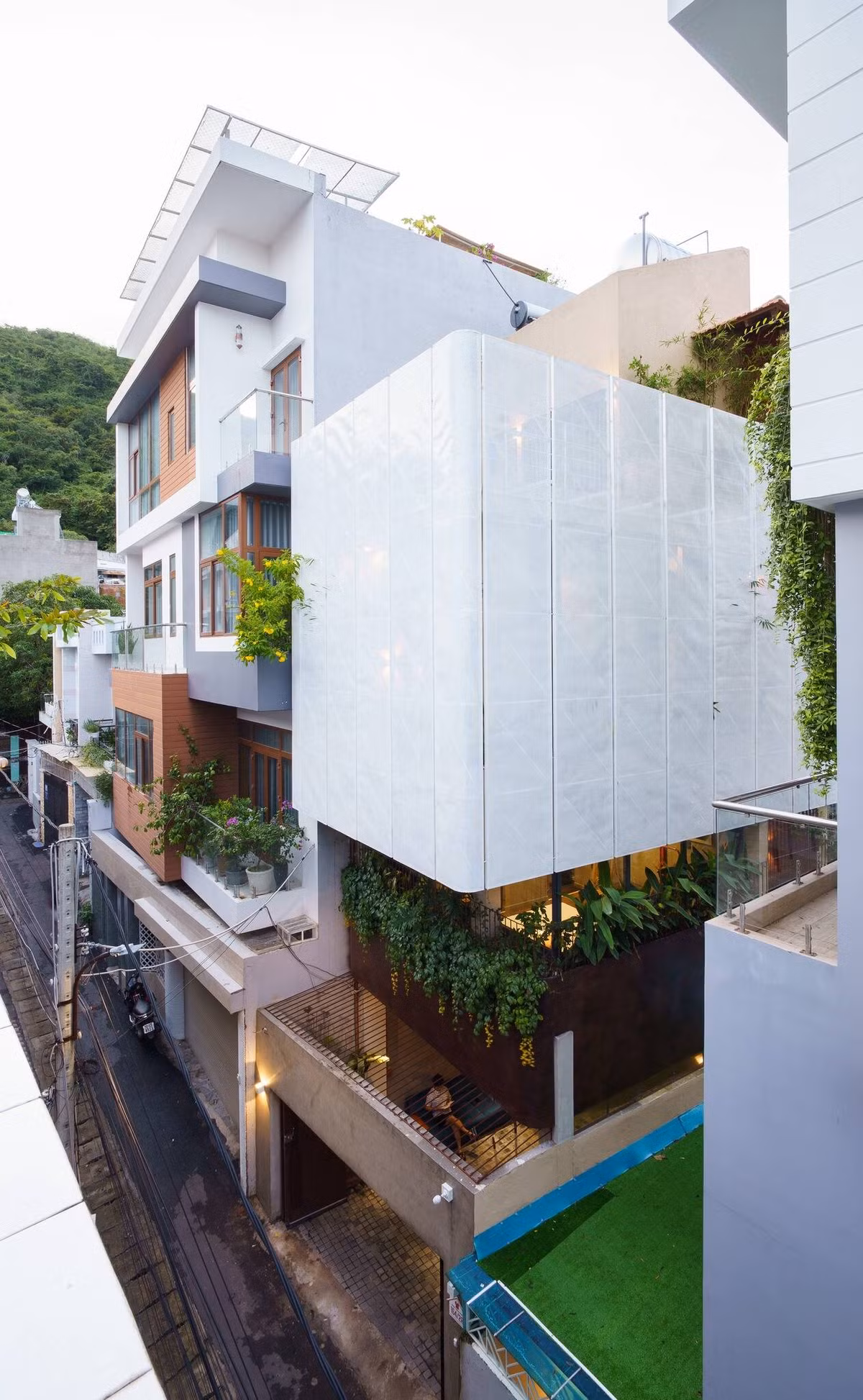 Mong muốn của gia chủ là sở hữu một không gian bên ngoài đơn giản, kín đáo nhưng hiện đại và đầy đủ công năng.