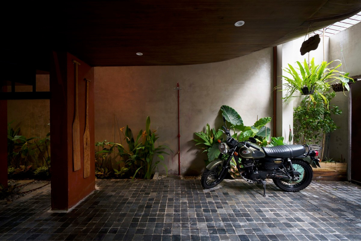 Tầng 1 gồm sân để xe và nhà bếp. Trong đó, kiến trúc sư thiết kế khu bếp ăn với không gian mở hoàn toàn.