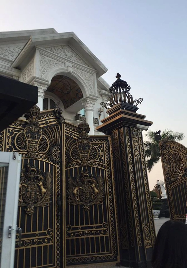 Cổng nhà đồ sộ khiến ai đi qua cũng phải nhìn...