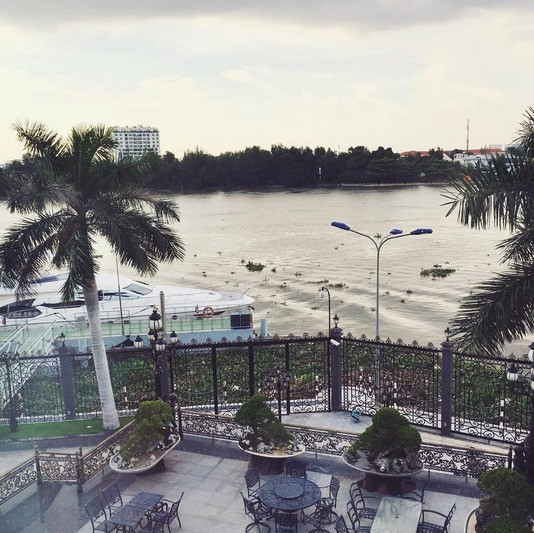 Nằm ngay ven sông nên không khí biệt thự rất thoáng mát.