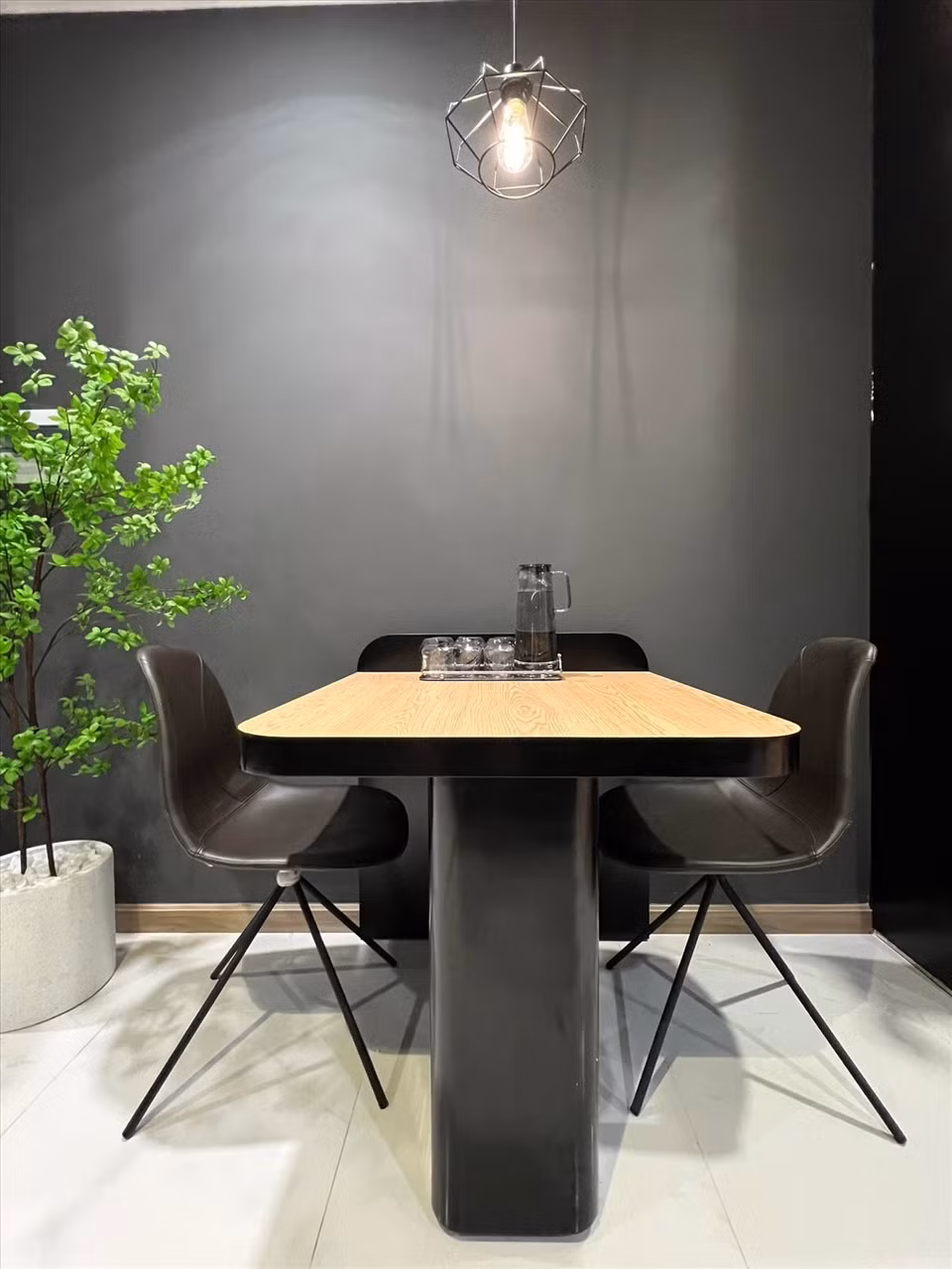 Bàn ăn nhỏ gọn và hiện đại. Ảnh: Lao động