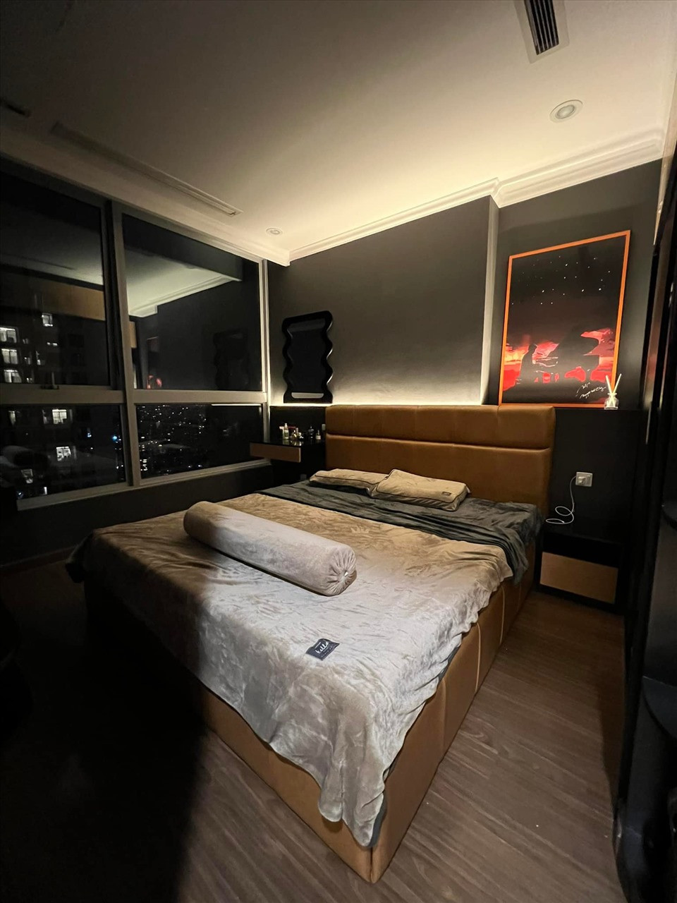 Phòng ngủ của nam nhạc sĩ có tông màu đen chủ đạo. Ảnh: Lao động