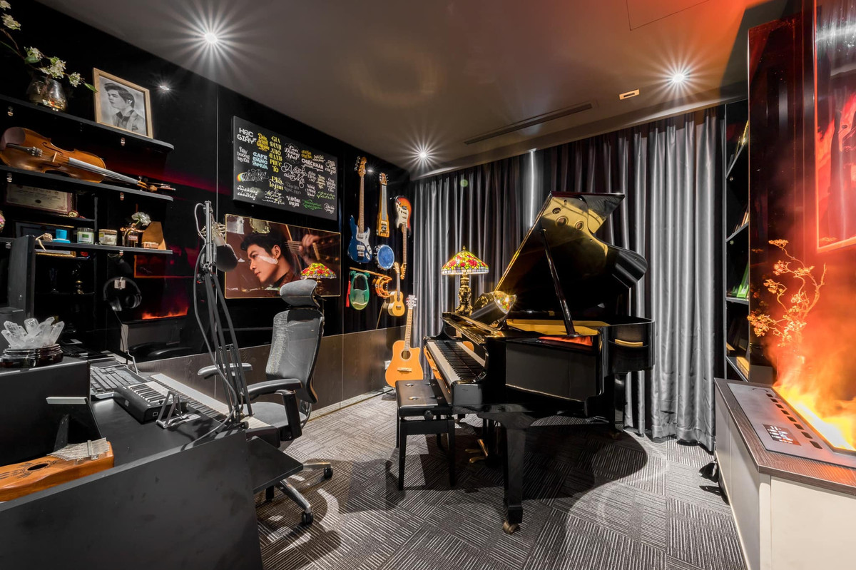 Phòng làm việc được thiết kế với tông đen, là nơi nhạc sĩ Nguyễn Văn Chung trưng bày giải thưởng. Ảnh: Dân Việt