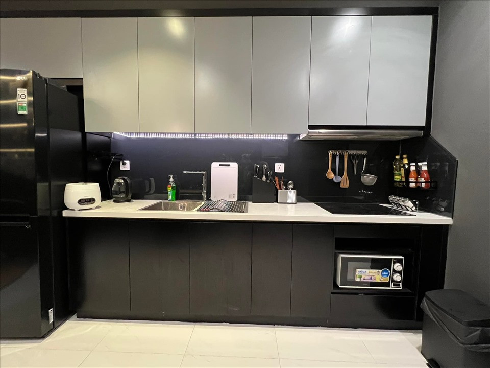 Khu bếp nhỏ gọn, đơn giản vì nam nhạc sĩ không có nhu cầu nấu nướng nhiều. Ảnh: Lao động