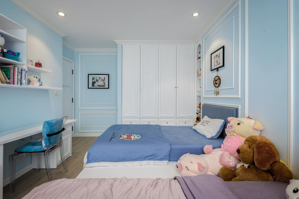 Phòng ngủ của 2 con chia thành hai khu vực màu xanh cho con trai và màu hồng cho con gái. Ảnh: Dân Việt