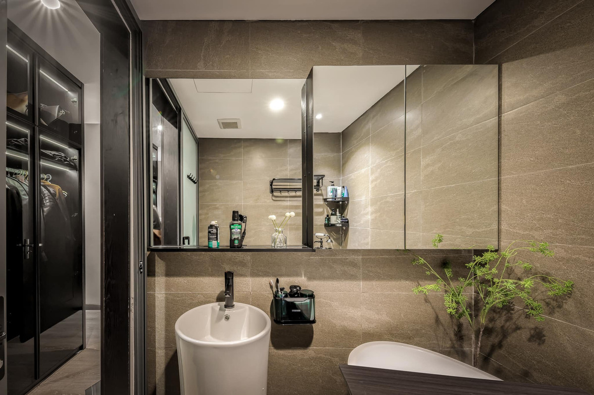 Phòng tắm có nhiều thiết bị nội thất hiện đại kết hợp cùng cây xanh. Ảnh: Dân Việt