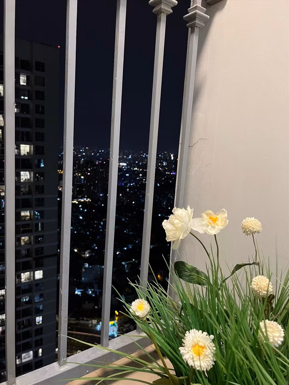 Ban công là không gian yêu thích nhất trong nhà của nam nhạc sĩ. Ảnh: Lao động