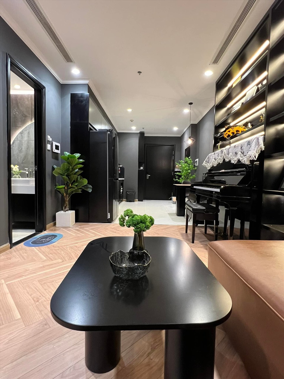 Nội thất đơn giản nhưng hiện đại, lồng vào các dấu ấn nghệ thuật. Ảnh: Lao động