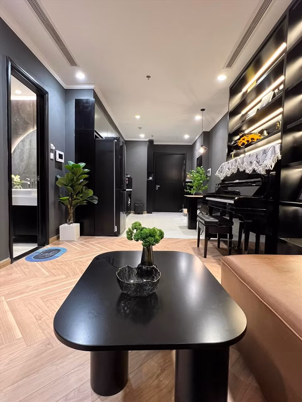 Nội thất đơn giản nhưng hiện đại, lồng vào các dấu ấn nghệ thuật. Ảnh: Lao động