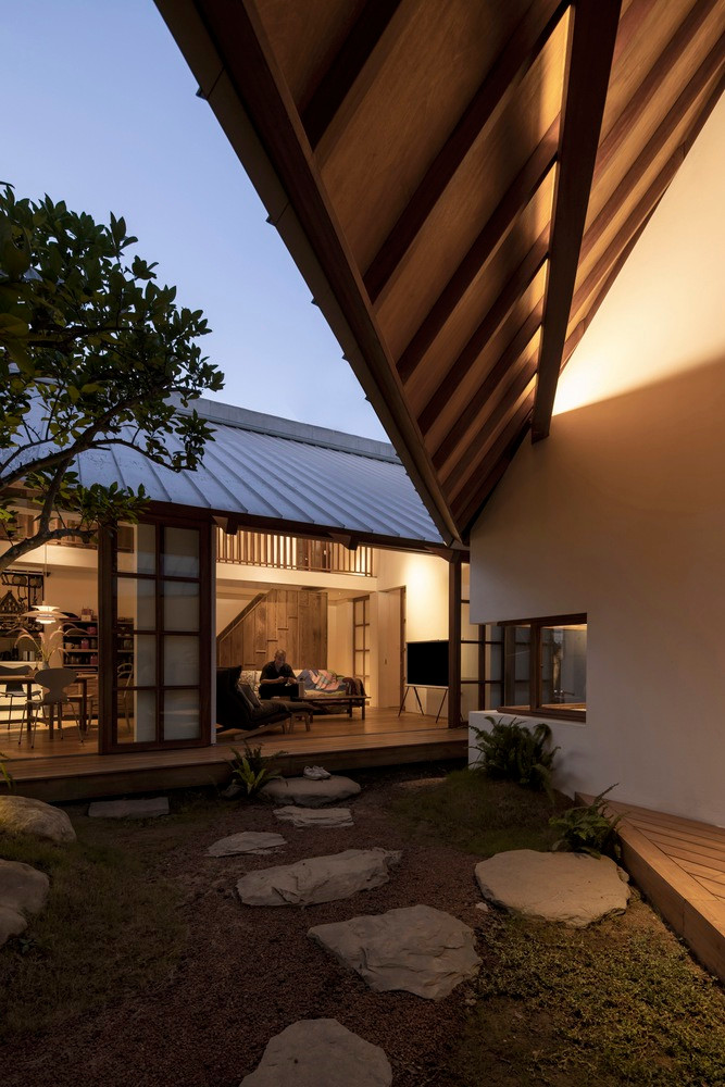 Toàn bộ không gian sống của DHY house đều có thể mở, kết hợp với hệ thống quạt trần và thông gió tự nhiên, gia chủ có thể sống mà không cần điều hòa trong những ngày nóng nhất.