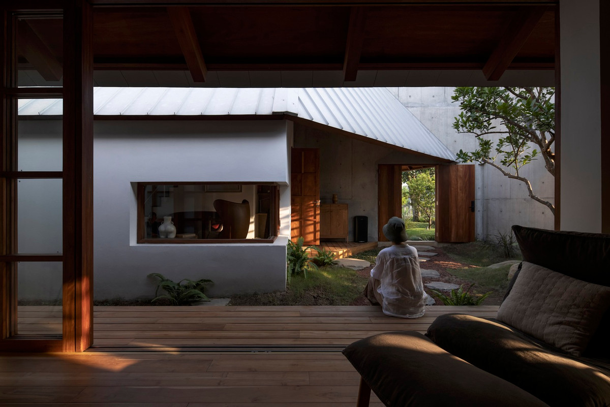 Khu vực sinh hoạt chính lùi sâu và được che phủ bởi hệ mái dốc.