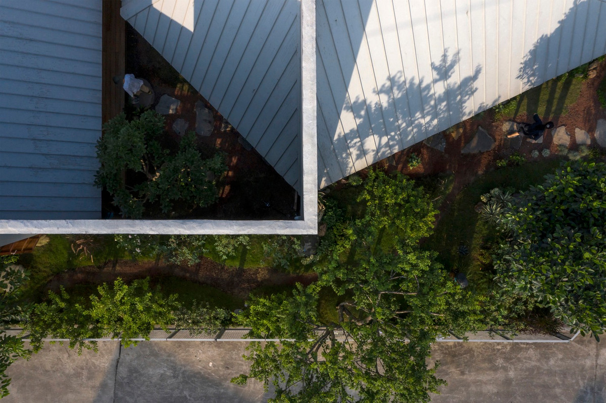 Khoảng sân trồng cây rợp bóng mát.