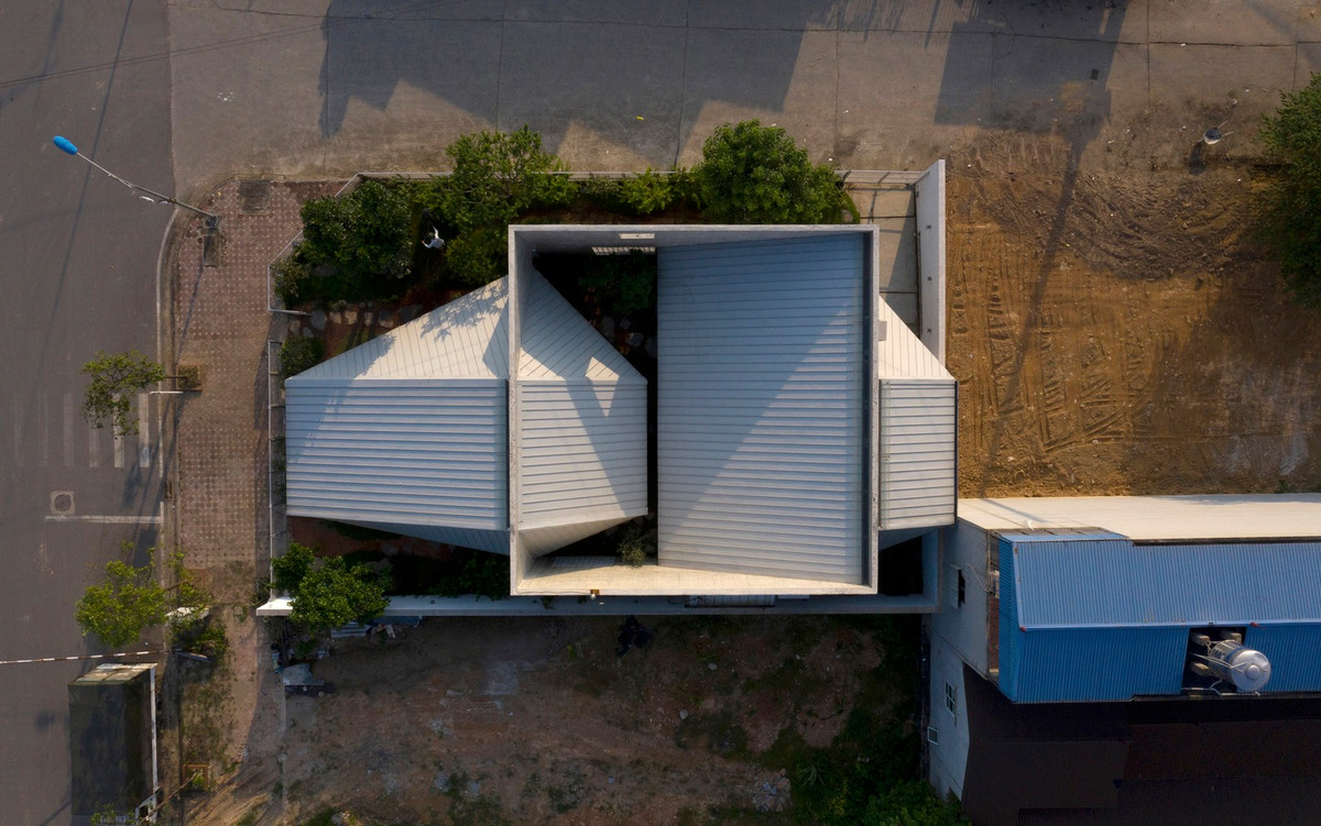 Hệ thống mái dốc nổi bật với phần mái hạ thấp (2m) cùng các cao độ khác nhau, tùy theo hướng nắng, hướng gió của khối nhà.