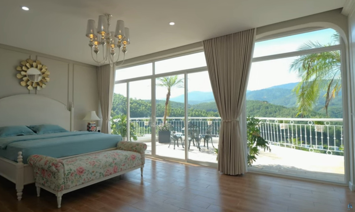 Phòng ngủ master trên tầng 2 sở hữu tầm view tuyệt đẹp.