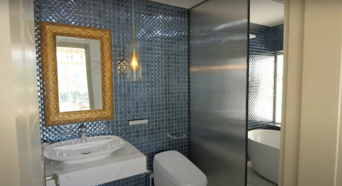 Phòng tắm sử dụng thiết bị hiện đại. Nguồn ảnh: chụp màn hình NhaF