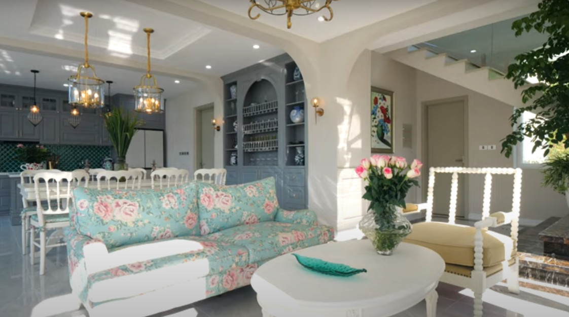 Phòng khách thoáng đãng, được bố trí nhiều cửa kính lớn trong suốt.