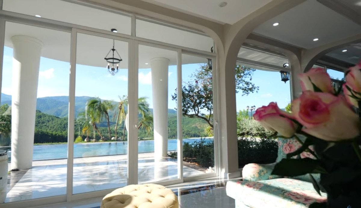 Từ phòng khách có thể phóng tầm mắt ra xa, ngắm cảnh núi rừng.