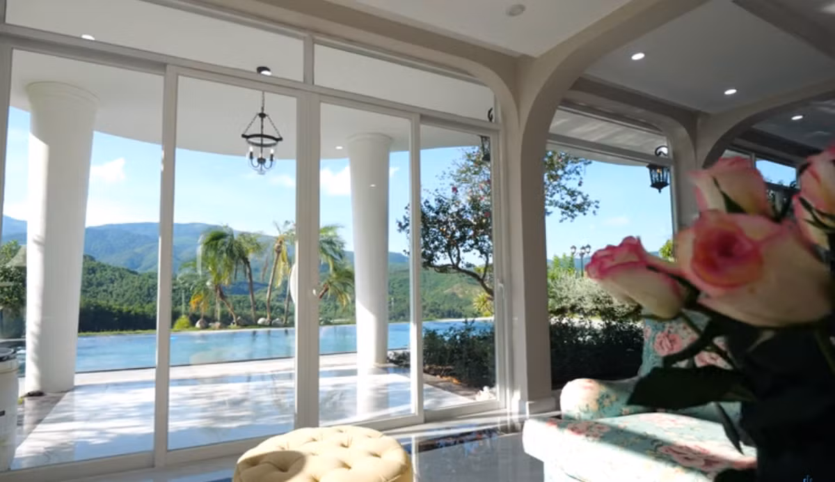 Từ phòng khách có thể phóng tầm mắt ra xa, ngắm cảnh núi rừng.