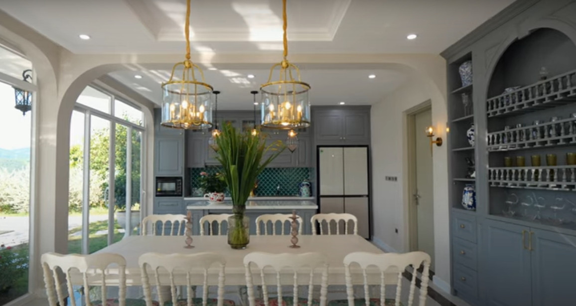 Khu bếp sử dụng gam màu trung tính.